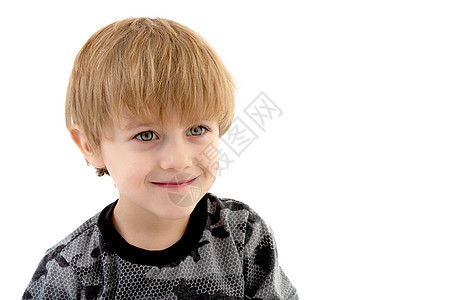 小男孩笑了 肖像 特写男性乐趣享受儿子微笑欢乐快乐衬衫牙齿幼儿园图片