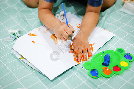 专注于他们在纸上的手 孩子们用画笔在纸上画手 以建立他们的想象力并增强他们的认知能力写作女儿母性家庭教学微笑导师女士商业阅读图片