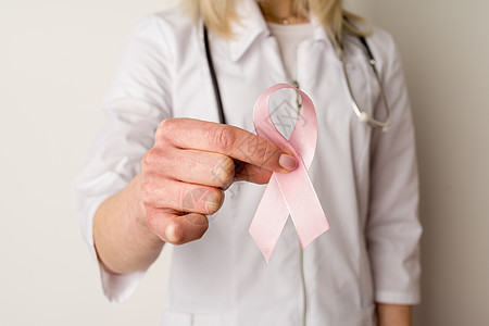 手握粉色丝带的女医生病人志愿者活动诊断乳房女性女士检测考试照片图片