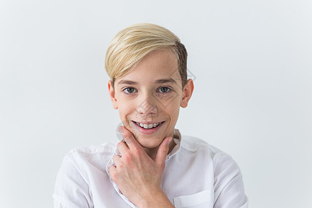 有吸引力的11岁男孩 牙齿上有牙套 牙医和青少年的概念 笑声嘴唇金属支撑青年医生假牙鼻子乐趣磨牙矫正图片