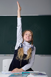 女学生在课堂上学习 回到学校 教育概念童年孩子们学生好奇心班级孩子编织快乐桌子黑板图片