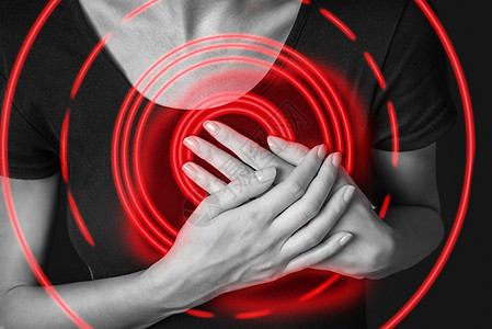 女人紧紧抓住胸口 心脏病发作 红色的疼痛区图片