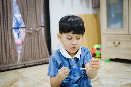 孩子们用水彩笔在手臂上画画 发挥想象力 增强学习能力图片