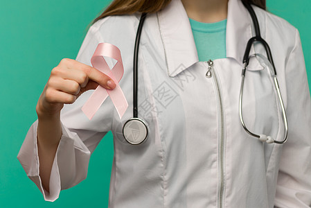 女性医生手握乳腺癌认识粉色丝带Pink絲带照片病人摄影护士乳房x线乳腺木头活动检测图片