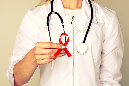 AID的女医生 HIV 红丝带 癌症概念 医生将Red Ribbon用于认识世界援助日12月1日诊所红色疾病结核世界援助护士医疗图片
