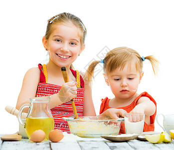 姐妹们用白色做饭面团家庭食物早餐女孩幸福朋友们婴儿烹饪烘烤图片