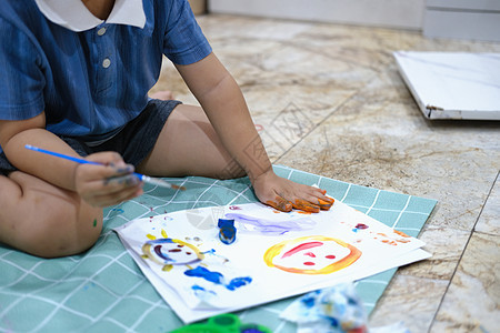 通过使用涂料和刷子来建立想象力和提高董事会的技能 注重纸上的手 幼儿的学习 儿童参与活动图片