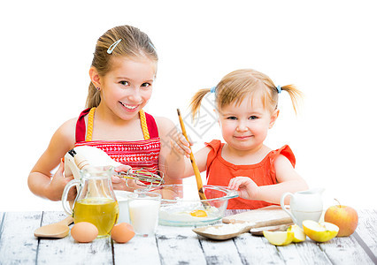 姐妹们用白色做饭女孩姐妹幸福家庭牛奶童年烘烤朋友们厨房食物图片