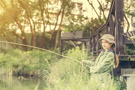 拿着棍子的小鱼女漂浮帽子渔夫森林孩子女士青年闲暇钓鱼假期图片