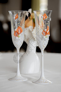 两副结婚眼镜放在桌子上图片