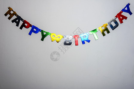 白墙和写字的生日快乐图片