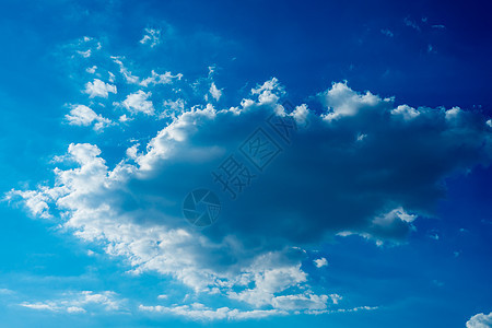 夏日阳光明媚 蓝天和云彩空气天堂自由耀斑晴天日光光束蓝色紫外线星星图片