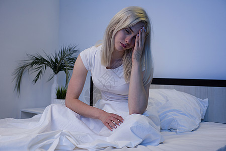 忧郁的女人在夜里醒来 她精疲力竭 失眠枕头婚姻耳朵压力噪音疼痛女士女孩邻居唤醒图片