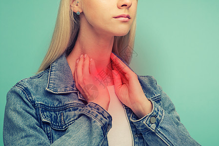 一个年轻女孩喉咙痛 甲状腺病女士感染状况脖子治疗身体结核节点癌症淋巴图片