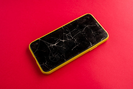 红色背景带断幕屏幕的智能手机电脑裂缝展示工作室键盘服务粉碎失败技术碰撞图片