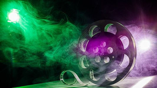 绿色和紫色烟雾中的胶片复古图片