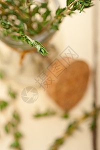 玻璃罐上的新百里香草本植物桌子味道软木香味瓶子叶子营养食物玻璃图片
