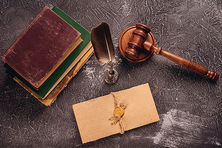 在法庭上盖章的法律概念 法官合同法院法律信托遗产邮票财富桌子文档办公室财产遗赠遗嘱图书商业协议图片
