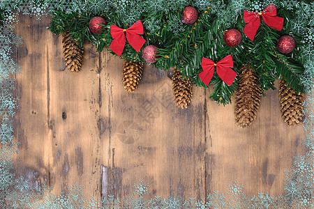 装饰的木木背景 圣诞树枝和圆锥形图片