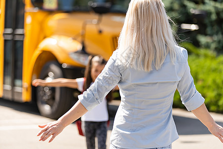 学校附近有母亲的漂亮小女孩女士教育乐趣女学生头发孩子幸福妈妈姿势学生图片