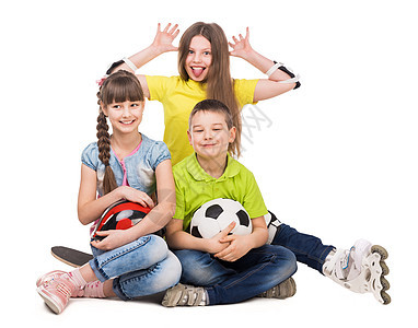 坐在地上玩耍的小男孩和女孩姐姐乐趣女学生滑板孩子工作室滑冰兄弟微笑男生图片