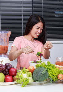 在厨房吃沙拉的不开心女人食物桌子女士营养女孩饮食盘子午餐女性重量图片