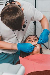 牙医在治疗牙齿问题区域之前会检查口腔矫正医生口服脸颊愈合乐器程序卫生手套工具图片