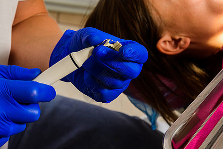 牙科医生用超声波检查取出牙医病人的防晒霜细菌药品牙疼生物膜外科超声波健康临床矫正空腔图片
