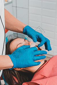牙医为患者准备通过超声波去除牙垢的程序 在患者的牵开器的嘴唇上健康治愈女士治疗牙齿面孔女性相机工作诊所图片