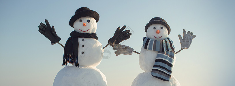 寒冬户外有戴帽子和围巾的雪人 新年雪人来自圣塔帽中的雪人图片
