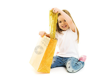 小女孩带着包裹走到店里去礼物喜悦快乐孩子乐趣购物狂销售白色女性童年图片