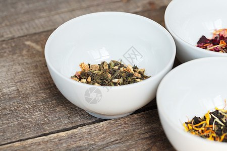 木本底碗中的芳香干茶早餐珍珠植物食物洋甘菊香气木槿产品芳香花瓣图片