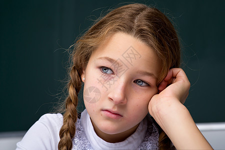 可爱女学生的肖像 回到学校 教育概念编织思考童年照片女孩孩子们知识学生瞳孔课堂图片