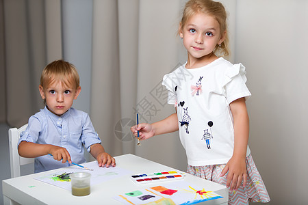 哥哥和姐姐 女孩和男孩在T区涂水彩画乐趣孩子画家闲暇刷子幼儿园工作室女士水粉学校图片