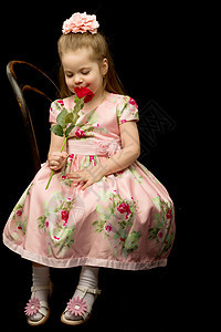 手里拿着花的小女孩金发女郎草地公主孩子乐趣花束头发微笑幸福情感图片