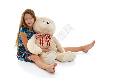 带着泰迪熊的小女孩 我孤立于白人背景婴儿快乐微笑女士女孩青年幸福女性乐趣童年图片