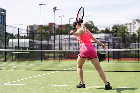 网球场有花冠的漂亮运动女运动员 健康生活方式女性运动装竞赛训练体育成人短发比赛头发器材图片