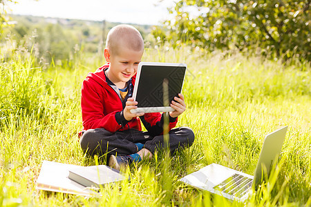 儿童 教育 学习 技术概念 有膝上型计算机的小男孩 信息技术教育 小学 使用膝上型计算机的儿童男孩 可爱的小男孩用笔记本电脑学习图片