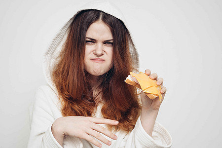 红头发女人 吃三明治午餐吃点心食物美食小吃面包享受幸福房子女性节食沙拉图片