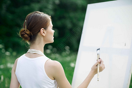 女艺术家户外画壁画的创作风景野餐潮人成人爱好学生森林闲暇艺术画家女孩图片