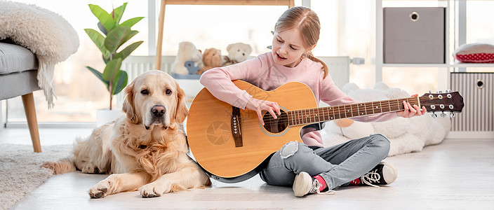 小女孩带着吉他和金色猎犬音乐快乐亲热闲暇动物毛皮家庭天才宠物哺乳动物图片