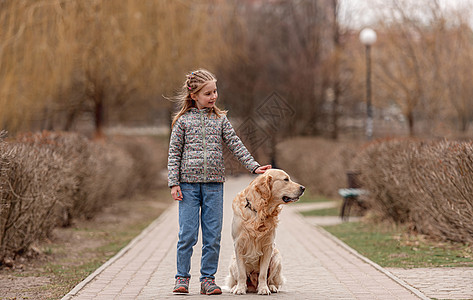 带金皮狗的少女公园青春期正方形女性动物猎犬童年乐趣女孩朋友图片