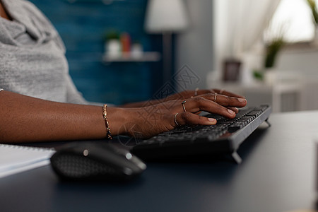 将键盘上的键盘打字手贴近键盘 以便进行商务工作技术软件工具工人职业办公室办公企业家监视器员工图片