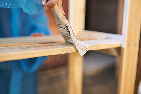 妇女油漆木木结构 画笔设计师装饰滚筒工人建造女孩木板艺术甲板女性工具工艺图片