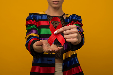12月1日 妇女持红色丝带去认识世界援助日结核标准歧视疾病医疗癌症医院治疗丝带诊所图片