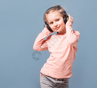 带耳机的女孩听音乐的音乐享受女性互联网收音机细胞童年闲暇技术学习图片