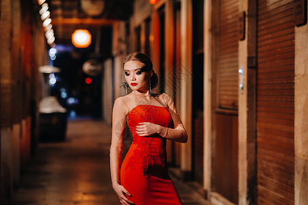 夜城马赛街头穿着红色晚礼服的优雅女孩 法国穿着红色晚礼服的女人旅行女性景点旅游圆点女士化妆品城市礼服美丽图片