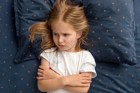 躺在床上的女童女孩拒绝入睡婴儿枕头惩罚孩子女士童年情绪头发眼睛情感图片