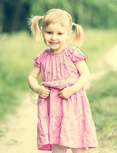 草地上的可爱小女孩童年森林植物头发裙子眼睛孩子喜悦女孩乐趣图片