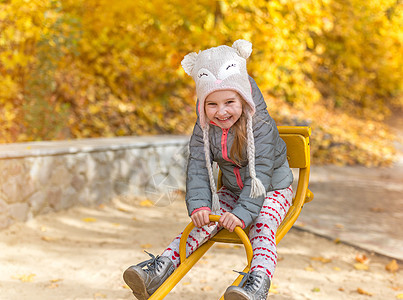 秋天森林中的小女孩女孩乐趣童年快乐季节公园喜悦叶子黑发夹克图片